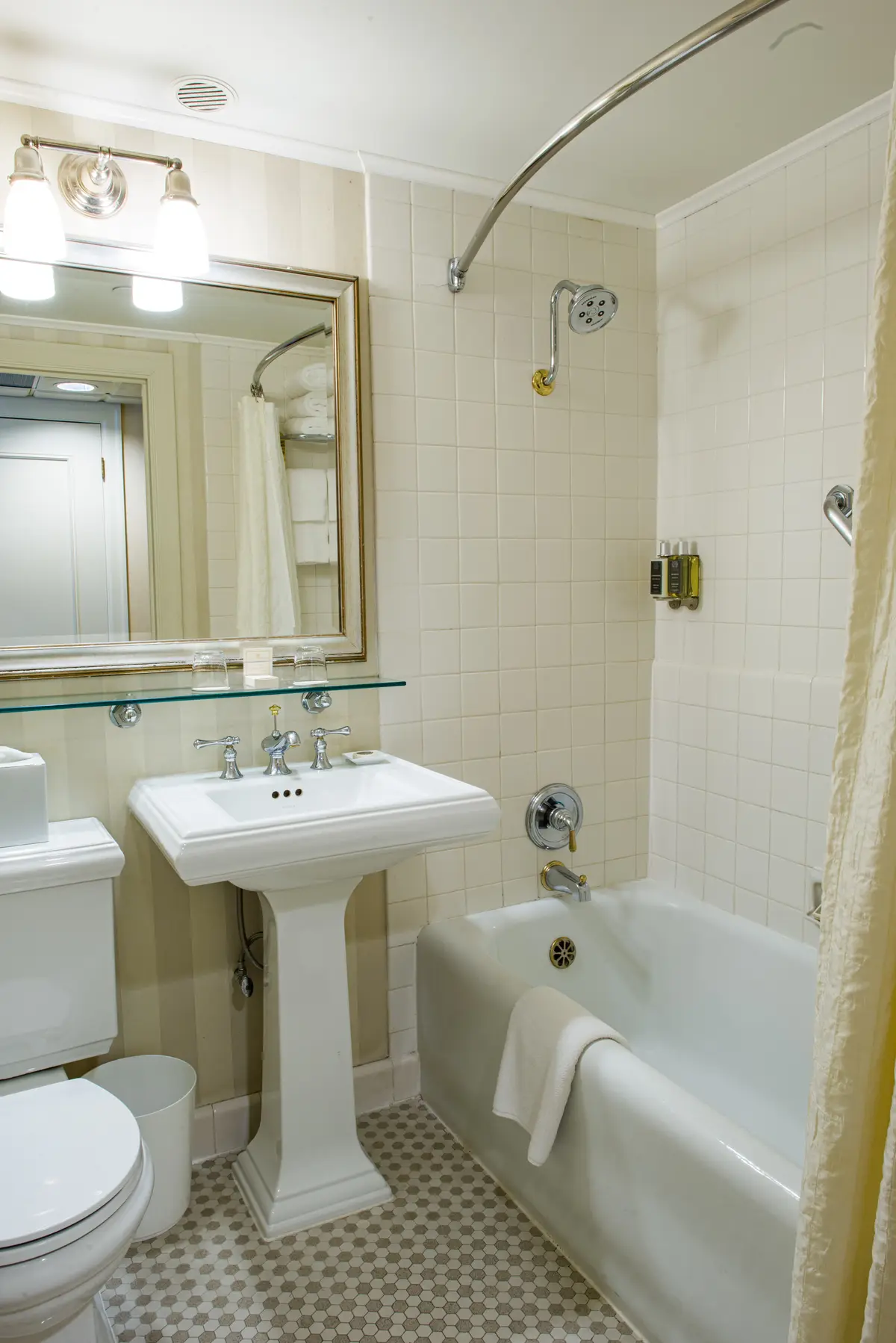 Mayflower Park Hotel Deep soaking bathtub