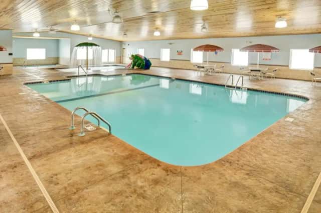 Med City Inn & Suites — guest room