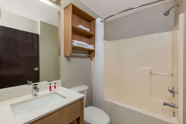 Deep soaking bathtub