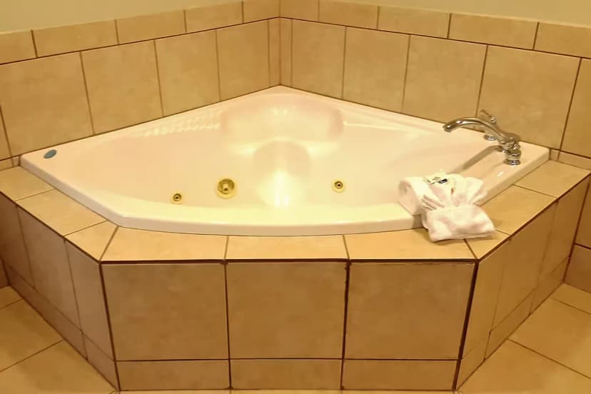 Hotels with jacuzzi in room in Bellevue