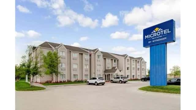 Microtel Inn & Suites by Wyndham Bellevue/Omaha — guest room