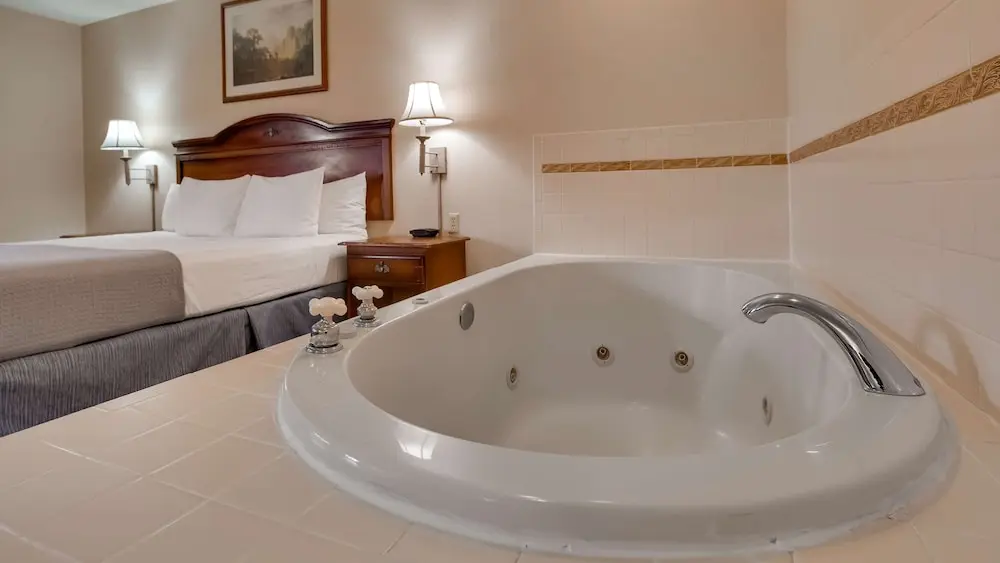 Hotels with jacuzzi in room in Cheyenne