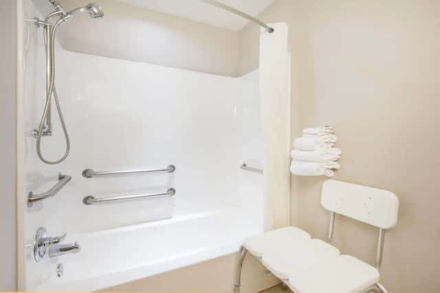 Jetted bathtub
