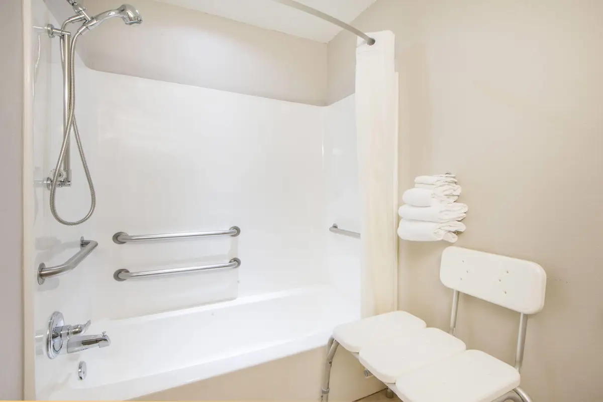 Hotels with jacuzzi in room in Claremore