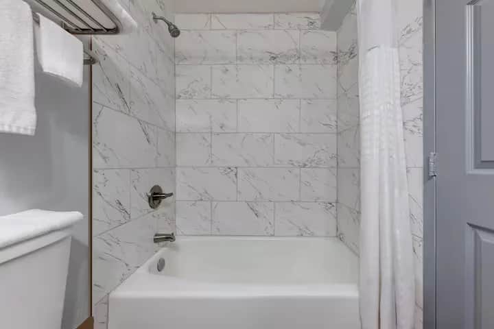 Deep soaking bathtub at Microtel Inn & Suites by Wyndham Ft. Worth North/At Fossil