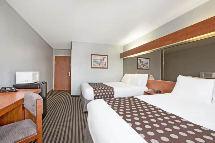 Microtel Inn & Suites by Wyndham Garland/Dallas — guest room