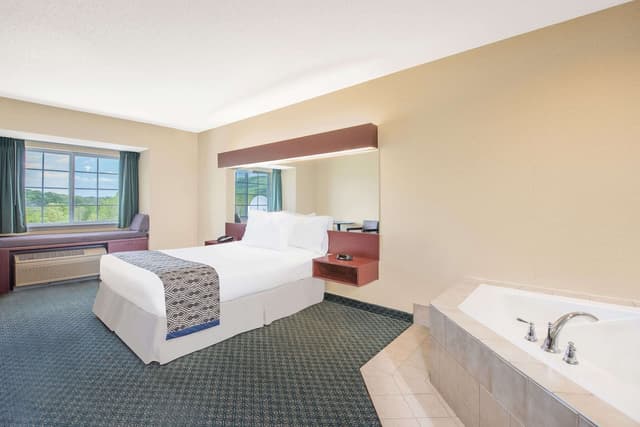 Jetted bathtub