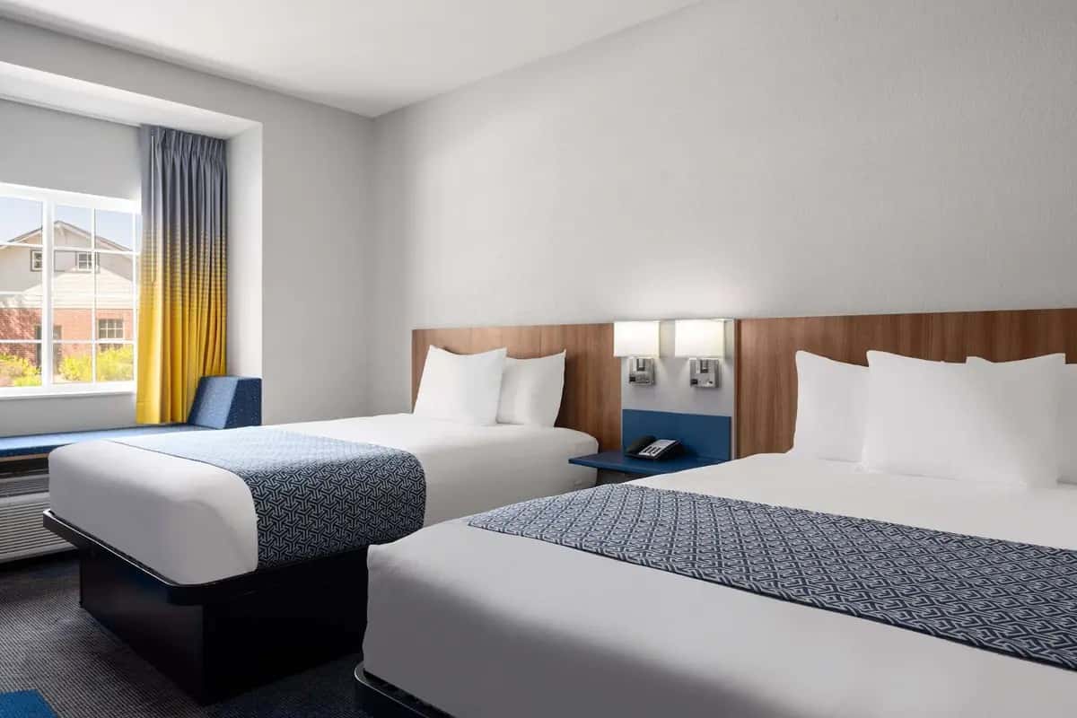 Microtel Inn & Suites by Wyndham Houma — guest room