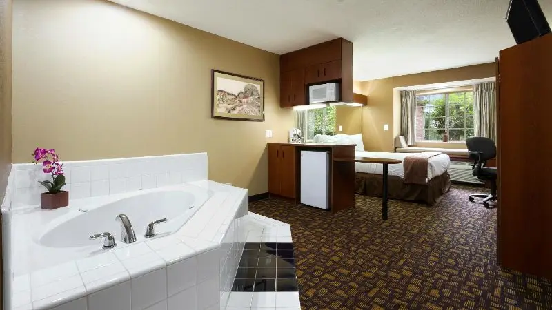 Hotels with jacuzzi in room in Lithonia