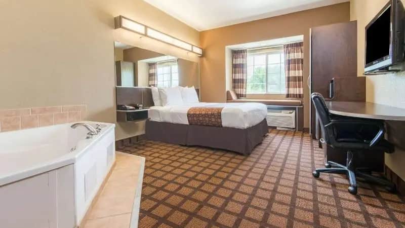 Microtel Inn & Suites by Wyndham Montgomery — suite