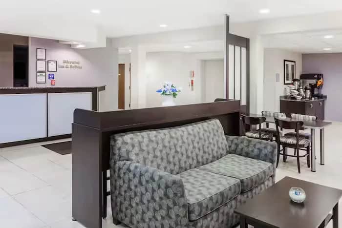 Microtel Inn & Suites by Wyndham South Bend/At Notre Dame — lobby