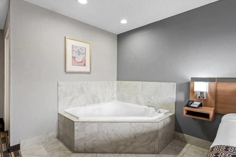 Hotels with jacuzzi in room in Statesville