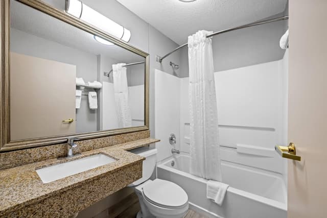 Jetted bathtub