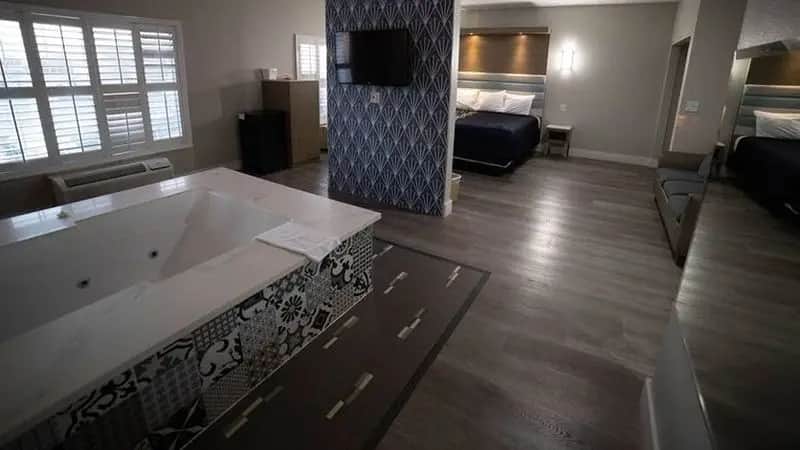 Mid City Inn and Suites — suite