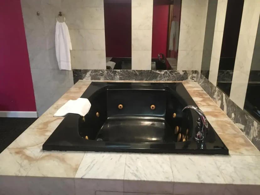 Hotels with jacuzzi in room in Hillside