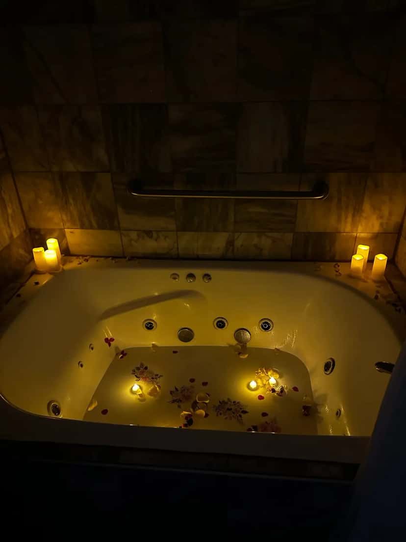 In-room hot tub at Mill Creek Hotel in Lake Geneva, WI
