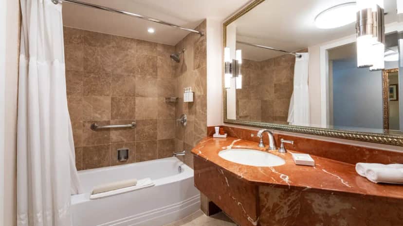 Monterey Plaza Hotel & Spa Deep soaking bathtub