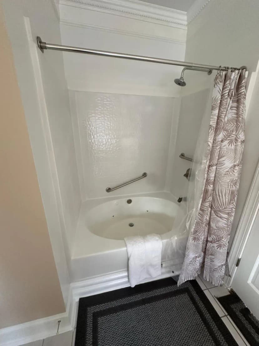 Hotels with jacuzzi in room in Mcleansville
