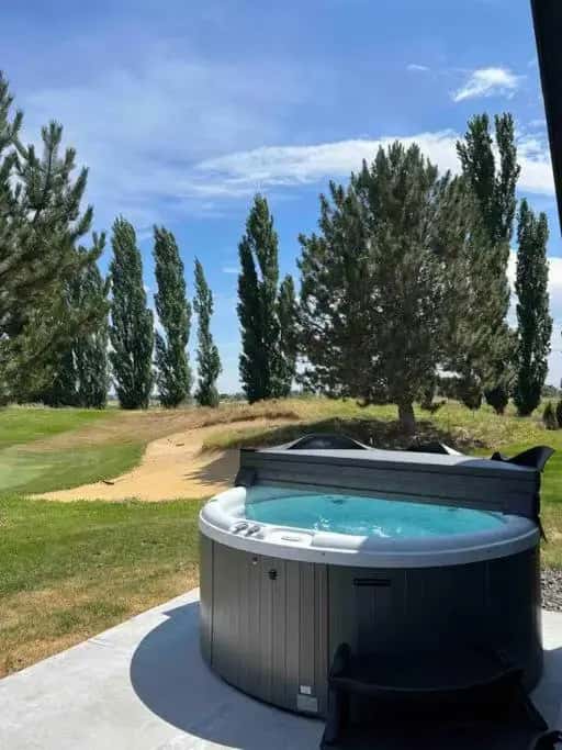 Private outdoor hot tub at Moses Lake Golf Retreat @ Resorts At Moses Pointe in Ephrata, PA