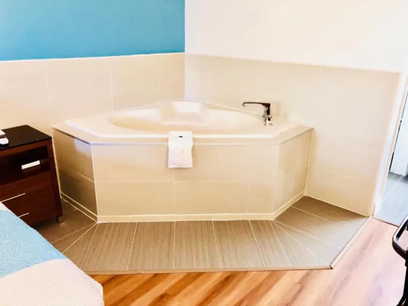 Hotels with jacuzzi in room in Albany