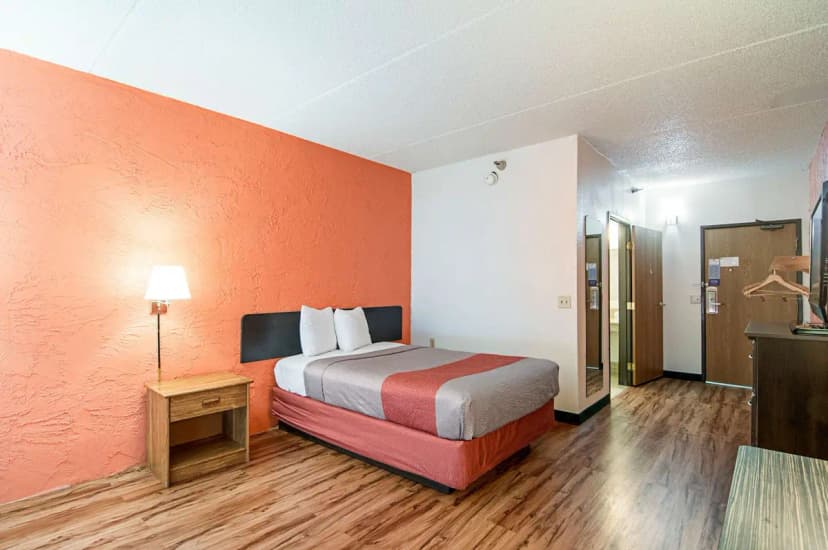 Hotels with jacuzzi in room in Bridgeview