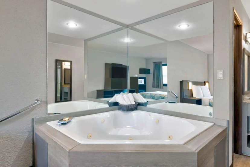 Hotels with jacuzzi in room in Cedar Rapids