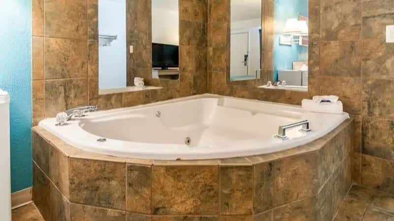 In-room hot tub at Motel 6 Detroit N.W. – Farmington Hills in Farmington Hills, MI