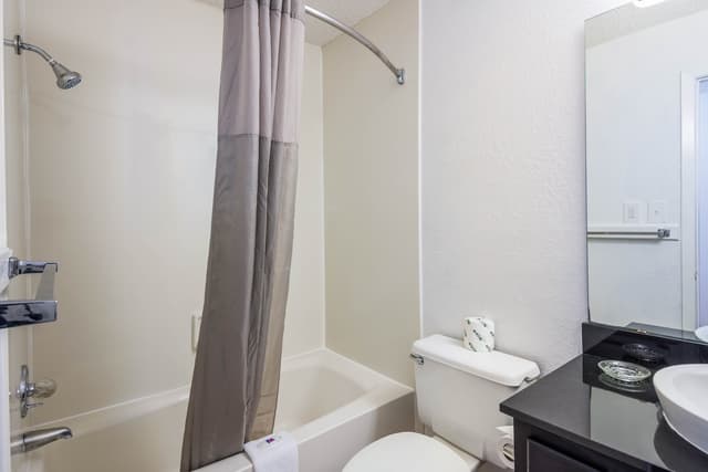 Deep soaking bathtub