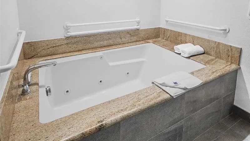 Hotels with jacuzzi in room in La Mesa