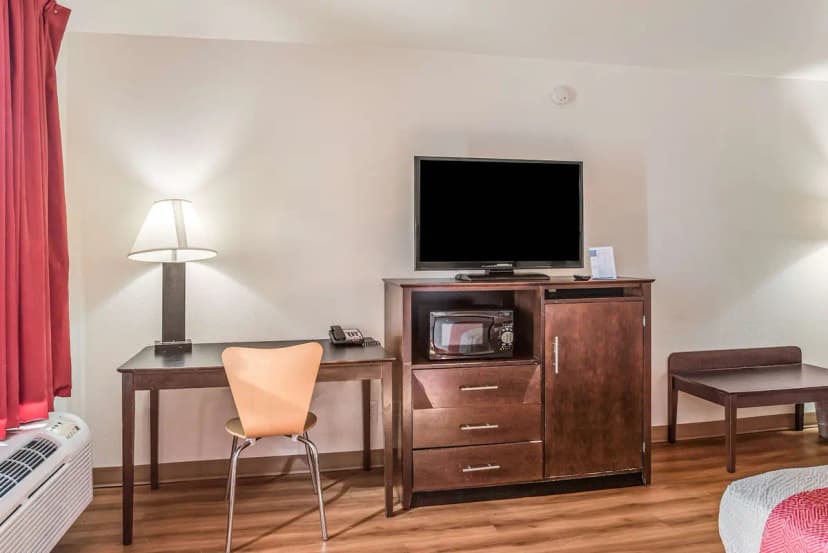 Hotels with jacuzzi in room in Levittown