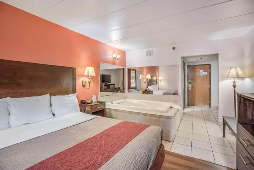 Private in-room jacuzzi tub in the King Room with Spa Bath - Non-Smoking at Motel 6 Levittown - Bensalem