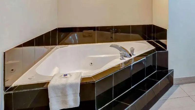 Hotels with jacuzzi in room in Balch Springs