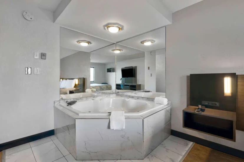 Hotels with jacuzzi in room in Oak Creek