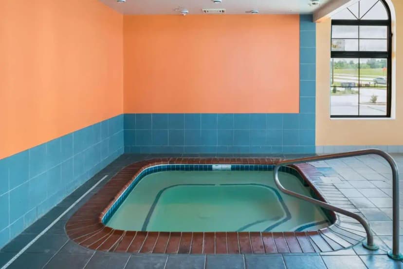 Hotels with jacuzzi in room in Richmond
