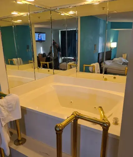 In-room hot tub at Motel 6 Richmond in Richmond, IN