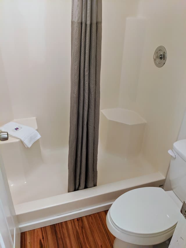 Deep soaking bathtub
