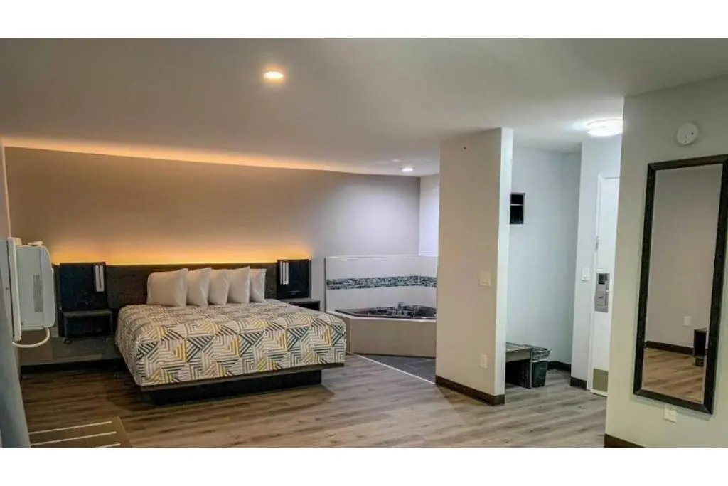 Hotels with jacuzzi in room in Rockford