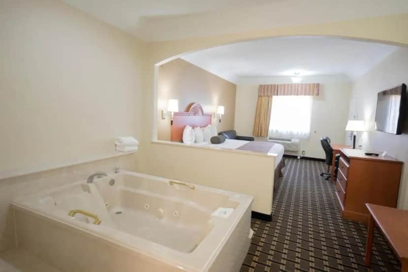 Private in-room jacuzzi in the King Room with Spa Bath at Motel 6 Tyler
