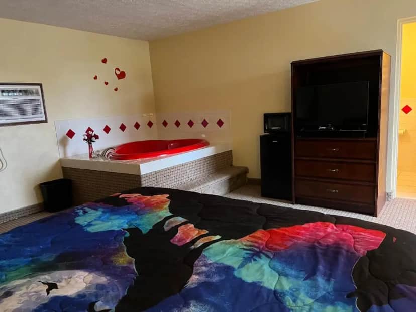 Private in-room jacuzzi in the King Suite with Spa Bath at Motel Boutique by Wolf Inn