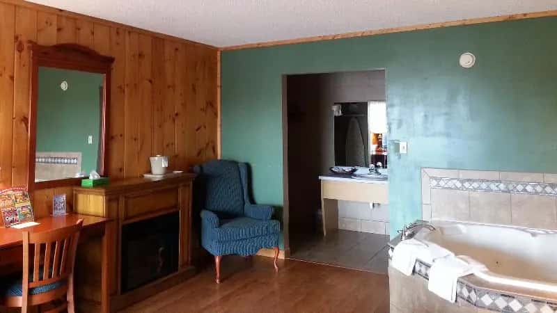 In-room hot tub at Mountain Breeze Motel in Pigeon Forge, TN