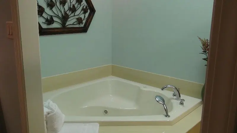 Hotels with jacuzzi in room in Mount Ida