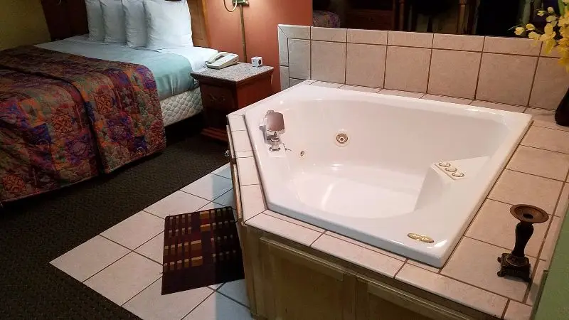 Hotels with jacuzzi in room in Dunlap
