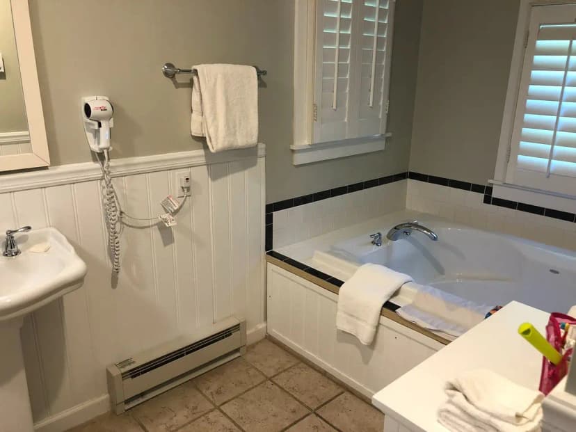 Hotels with jacuzzi in room in Pembroke