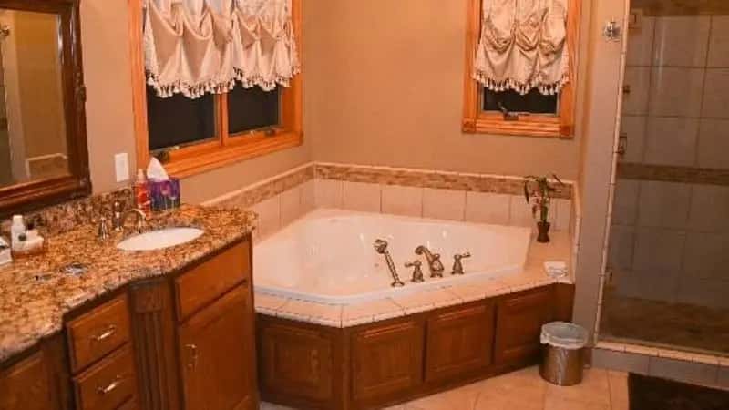 In-room hot tub at Mountain Memories Bed and Breakfast in Mountain Home, AR