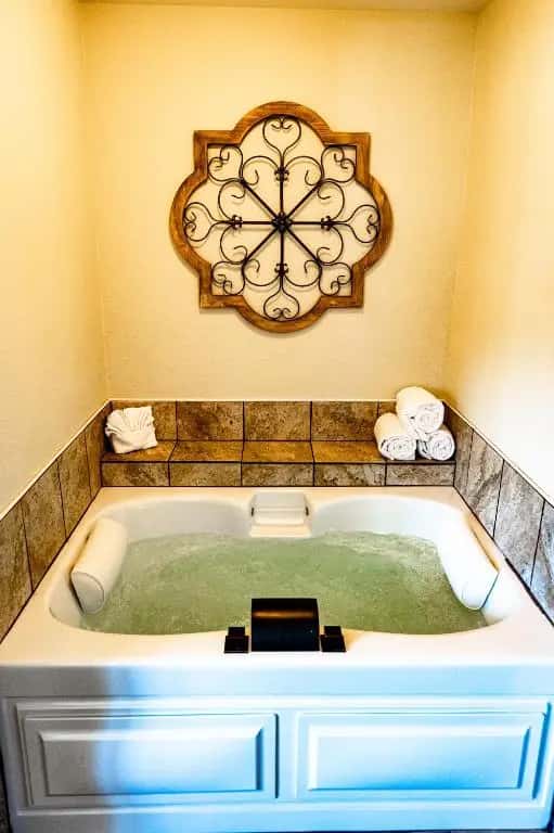Private in-room jacuzzi in the King Jacuzzi (Not on River) at Murphy’s River Lodge