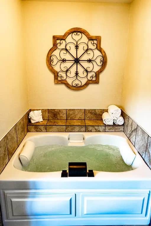 Private in-room jacuzzi in the King Jacuzzi (Not on River) at Murphy’s River Lodge