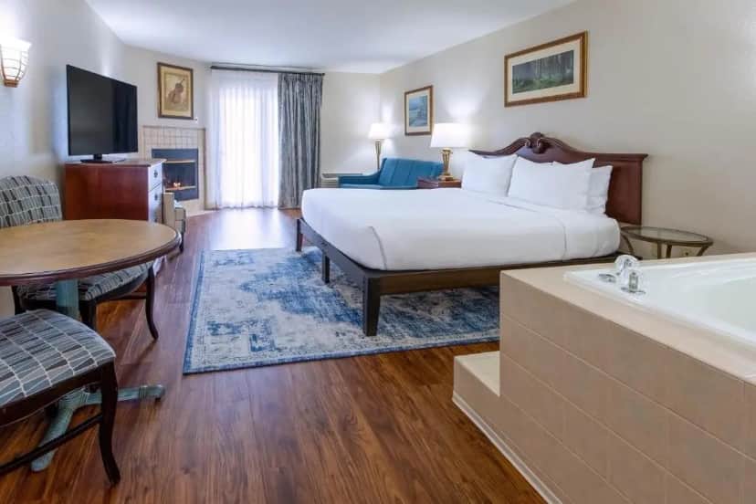 Private in-room jacuzzi tub in the Premier King with Mountain and Water Park View - Inn at Music Road Resort Hotel