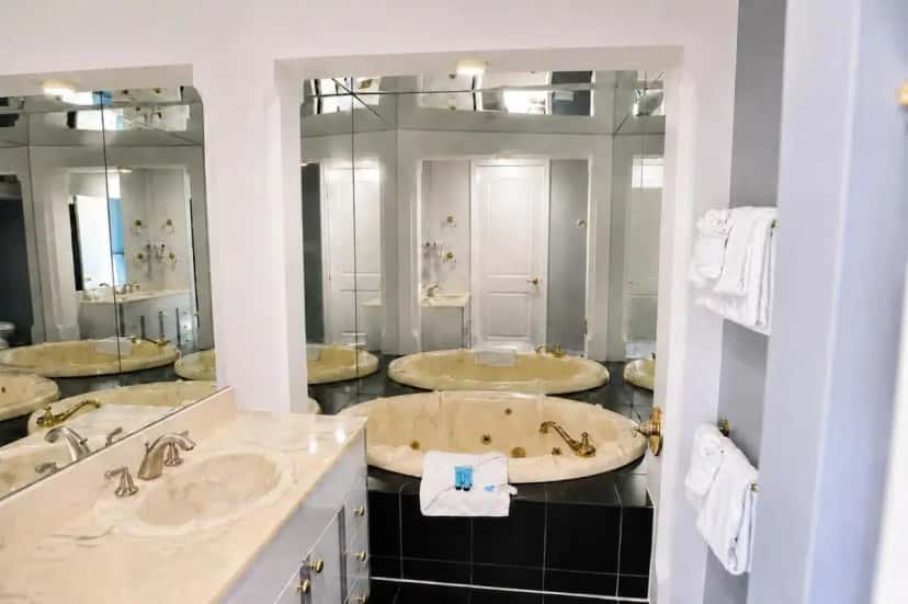 In-room hot tub at Mykonos Desert Suites in Cabazon, CA