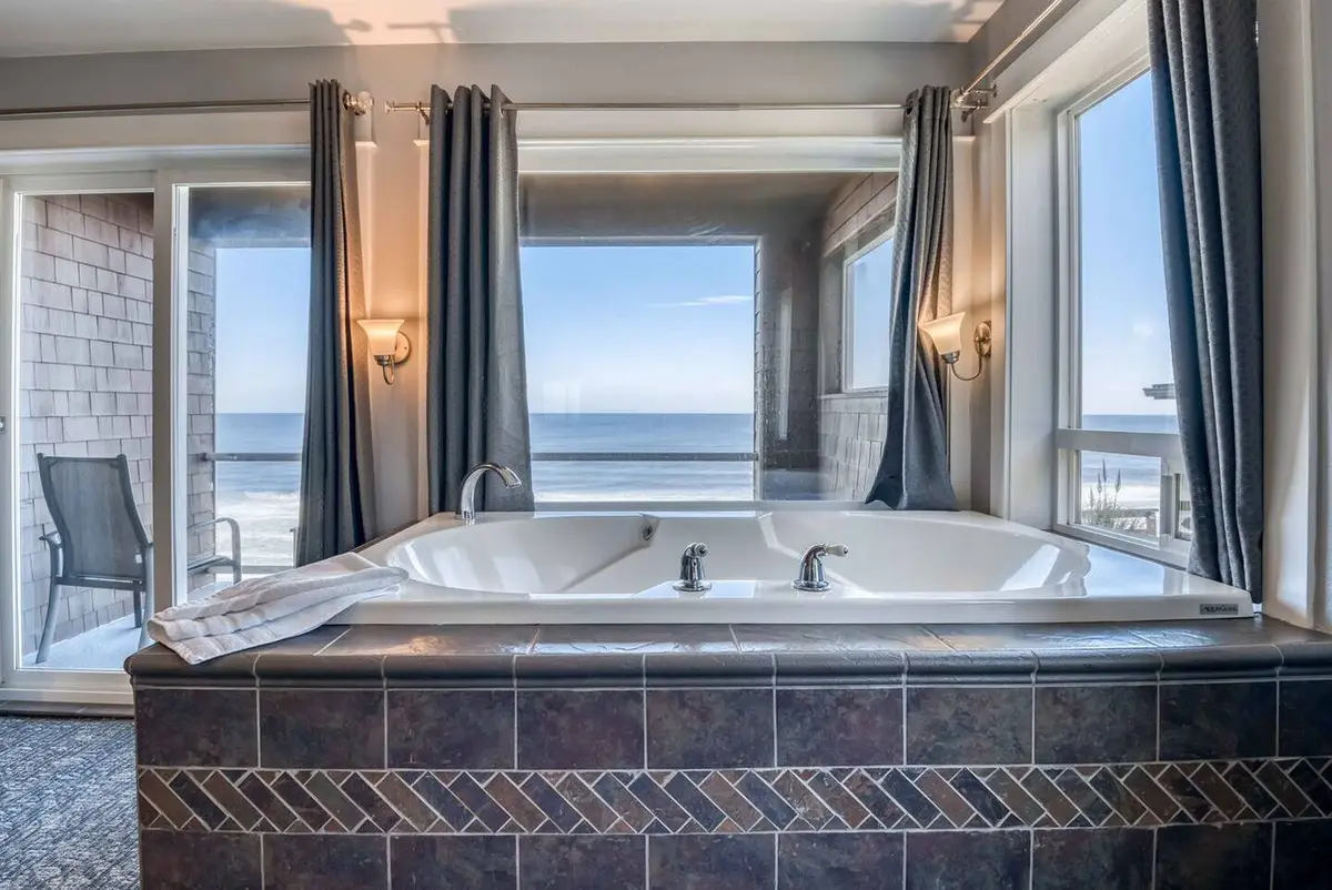 Deep soaking bathtub at Nelscott Manor