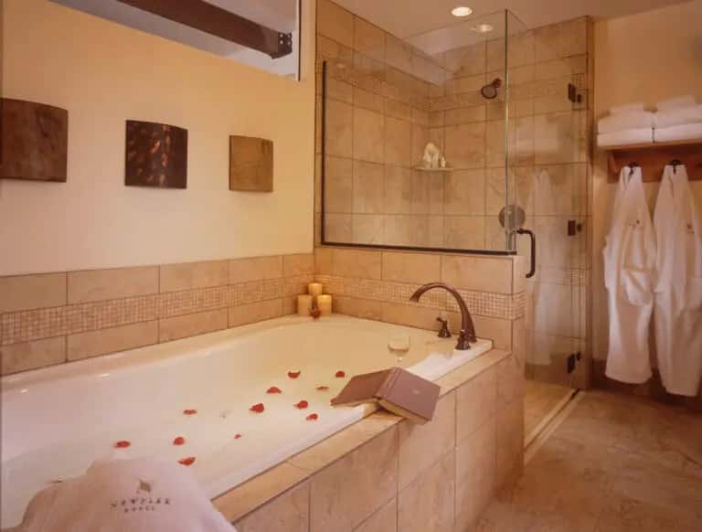 Deep soaking bathtub at Newpark Resort